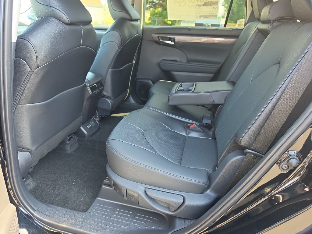 New 2026 Toyota Highlander Limited AWD/4WD image 18
