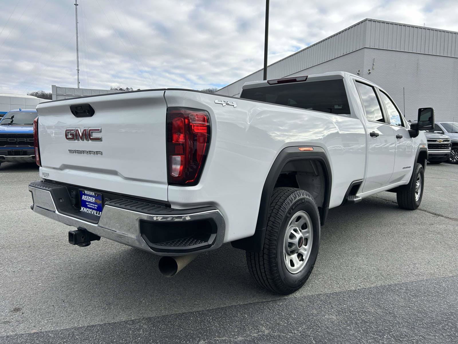 Used 2023 GMC Sierra 3500 Pro w/ Convenience Package image 3