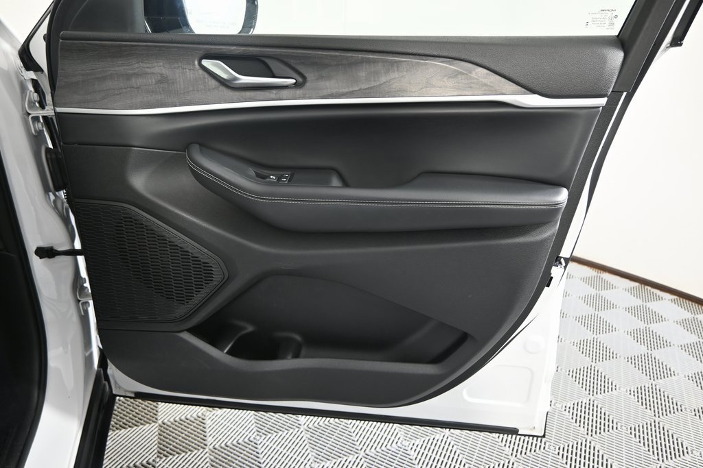 Used 2023 Jeep Grand Cherokee Limited w/ Black Appearance Package image 12