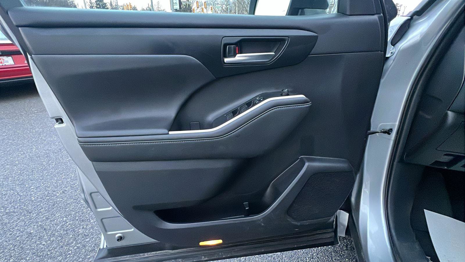 Used 2021 Toyota Highlander XLE image 23