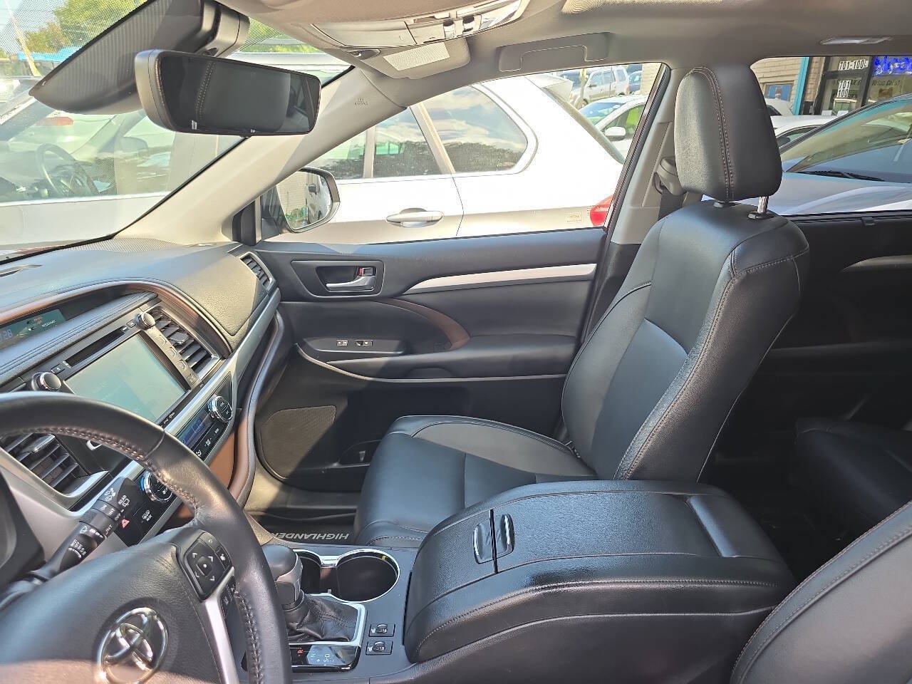 Used 2018 Toyota Highlander XLE AWD/4WD image 14