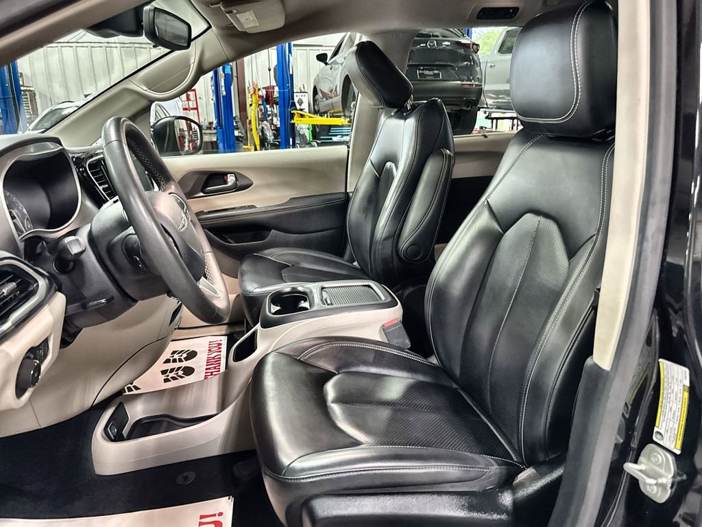 Used 2023 Chrysler Pacifica Touring-L FWD image 12