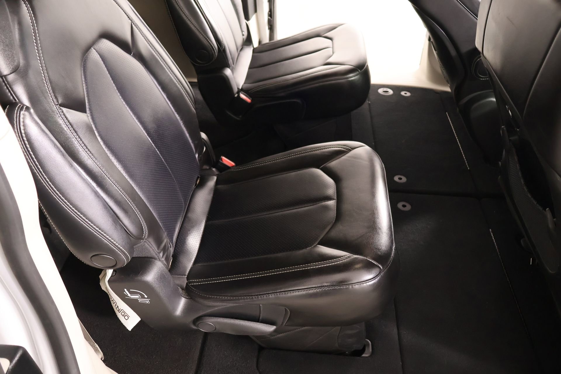 Used 2023 Chrysler Pacifica Touring-L FWD image 15
