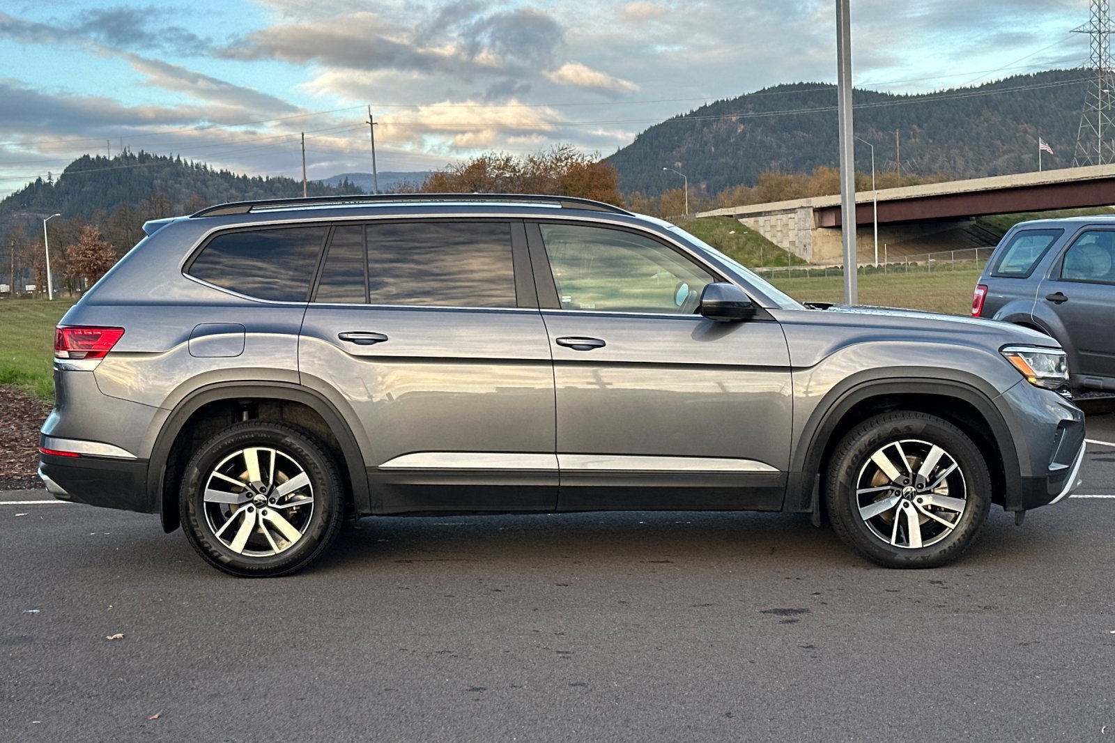 Used 2021 Volkswagen Atlas SE image 2