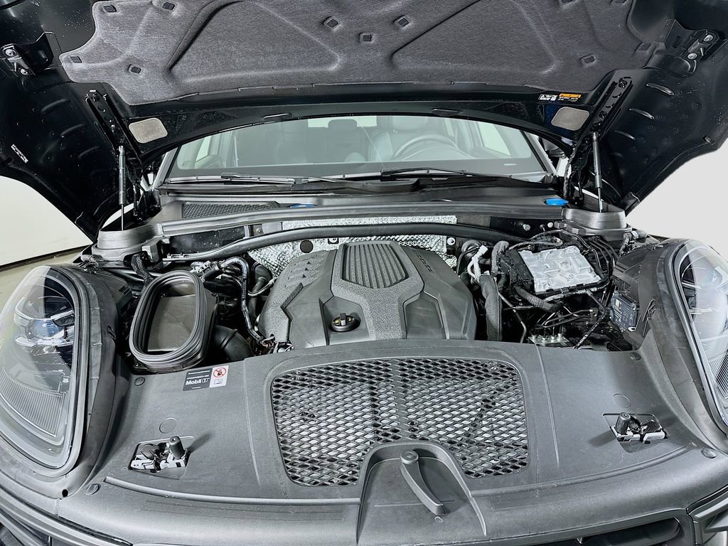 Used 2025 Porsche Macan image 33