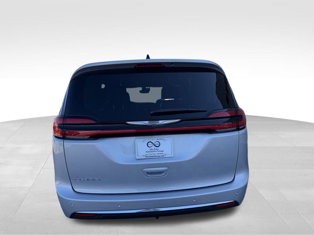 Used 2024 Chrysler Pacifica Touring-L image 6
