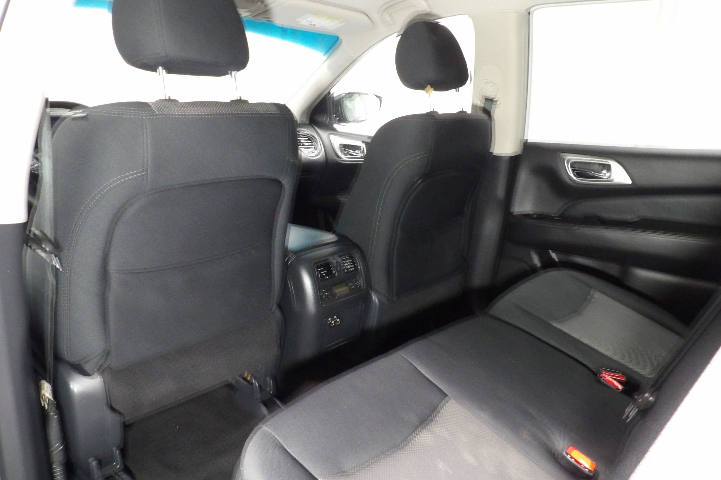 Used 2020 Nissan Pathfinder S FWD image 12