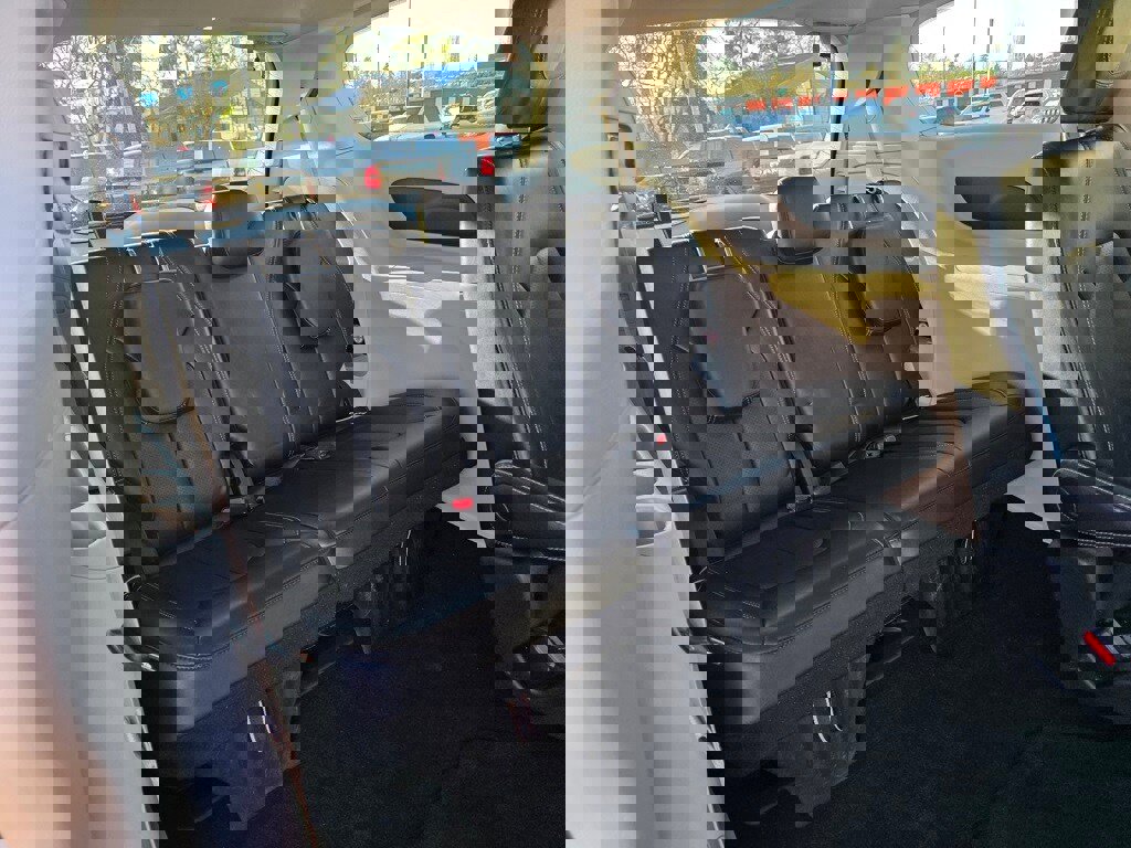 Used 2024 Chrysler Pacifica Touring-L image 23