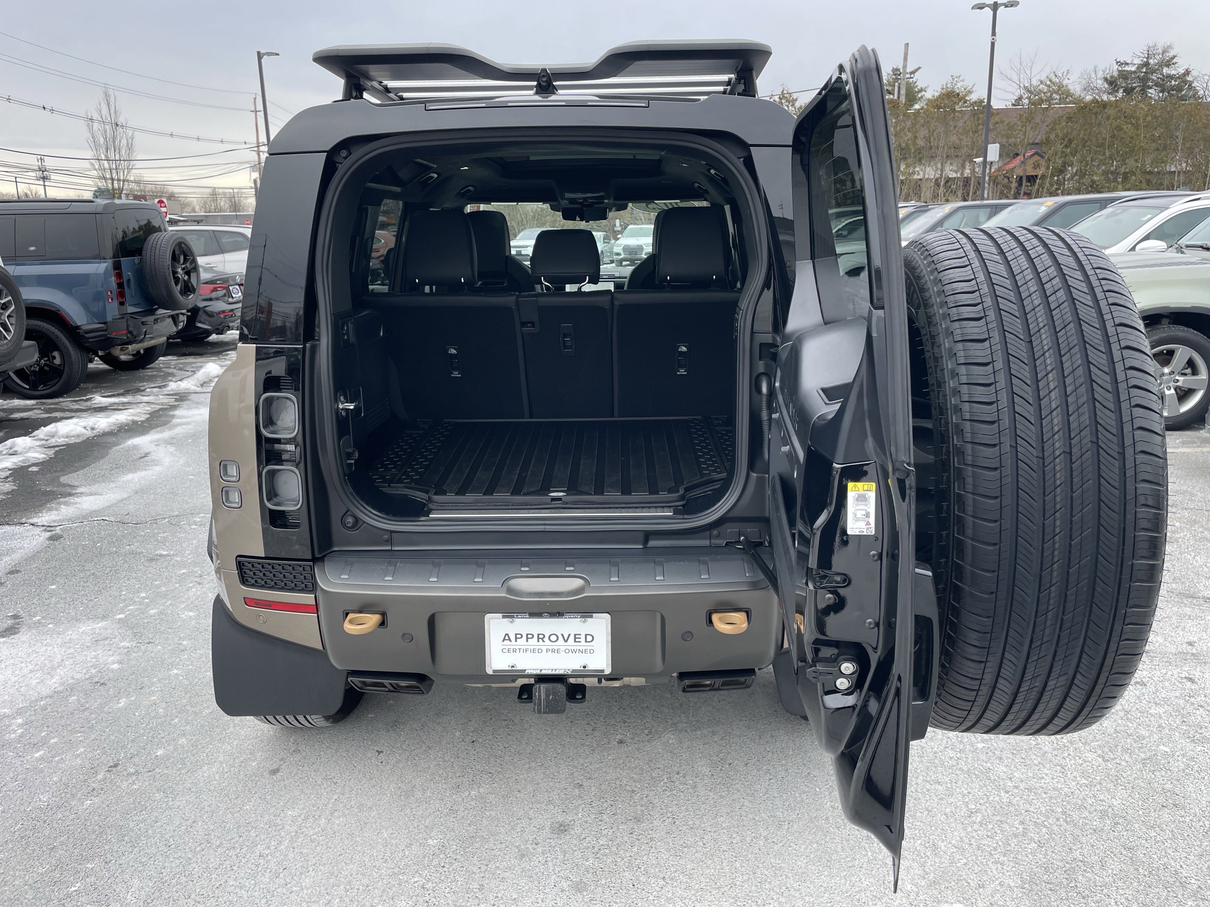 Used 2025 Land Rover Defender 110 image 37