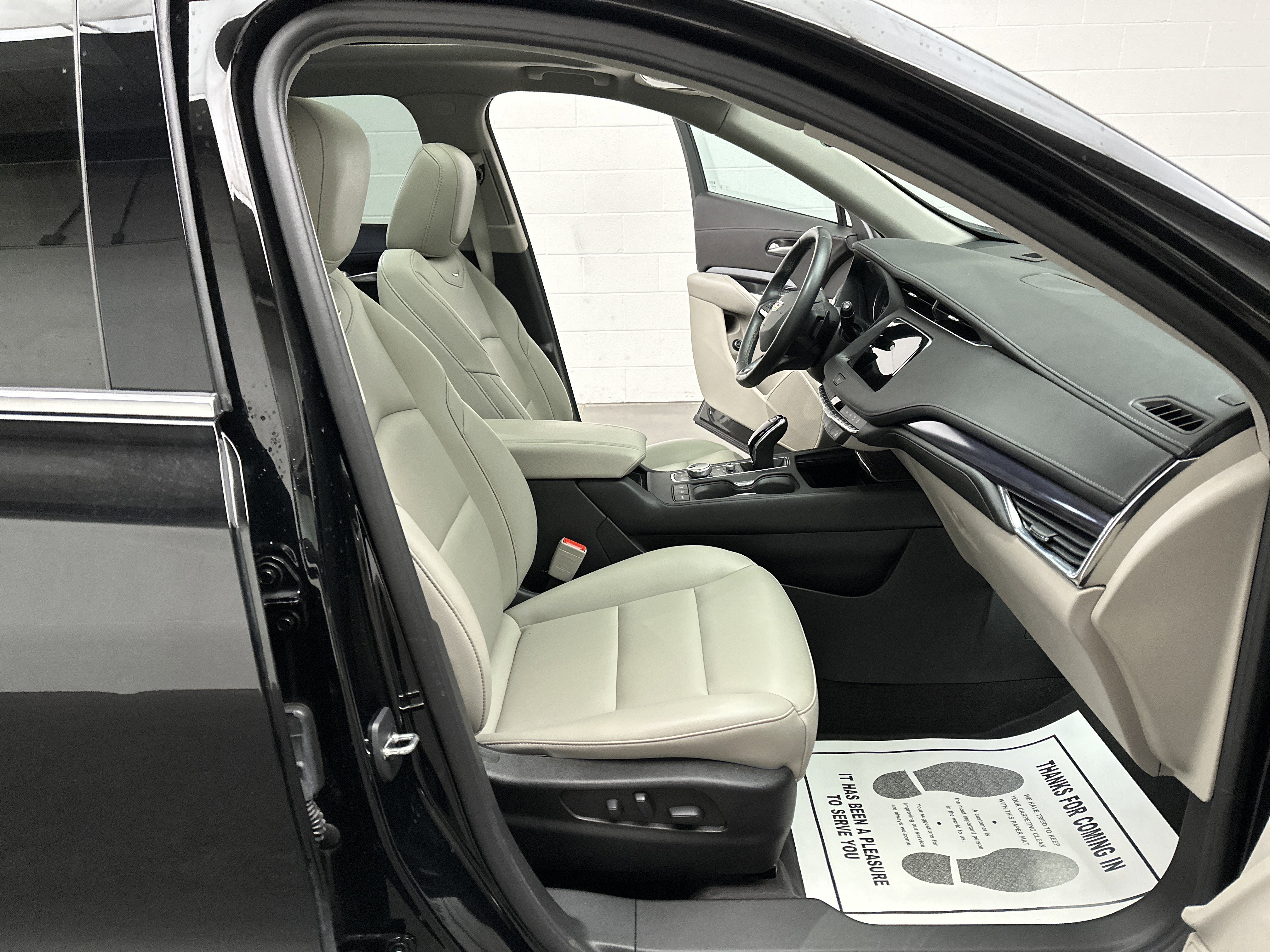 Used 2023 Cadillac XT4 Luxury w/ Cold Weather Package image 25