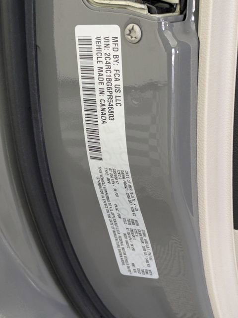 Used 2023 Chrysler Pacifica Touring-L image 34