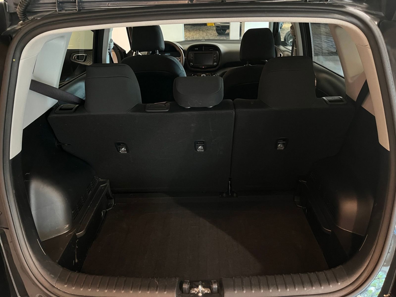 Used 2025 Kia Soul LX w/ LX Technology Package FWD image 30