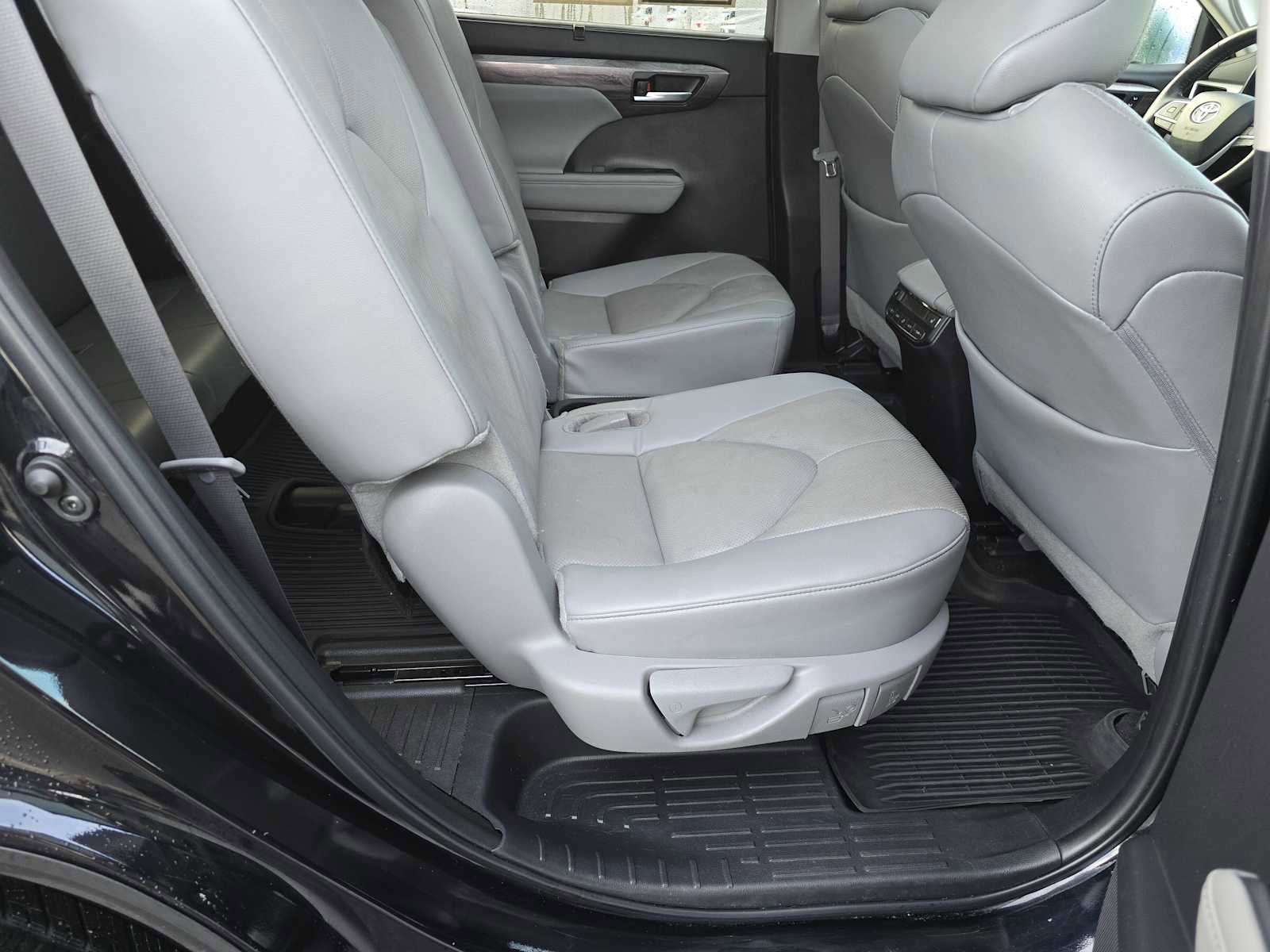 Used 2024 Toyota Highlander Platinum image 14