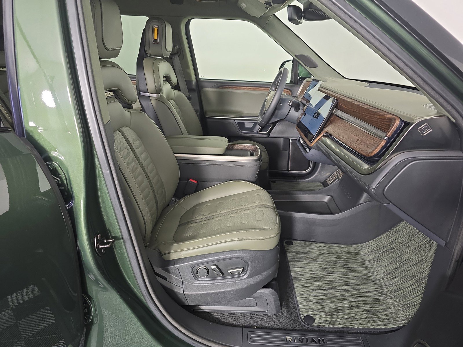 Used 2024 Rivian R1S Adventure AWD/4WD image 23