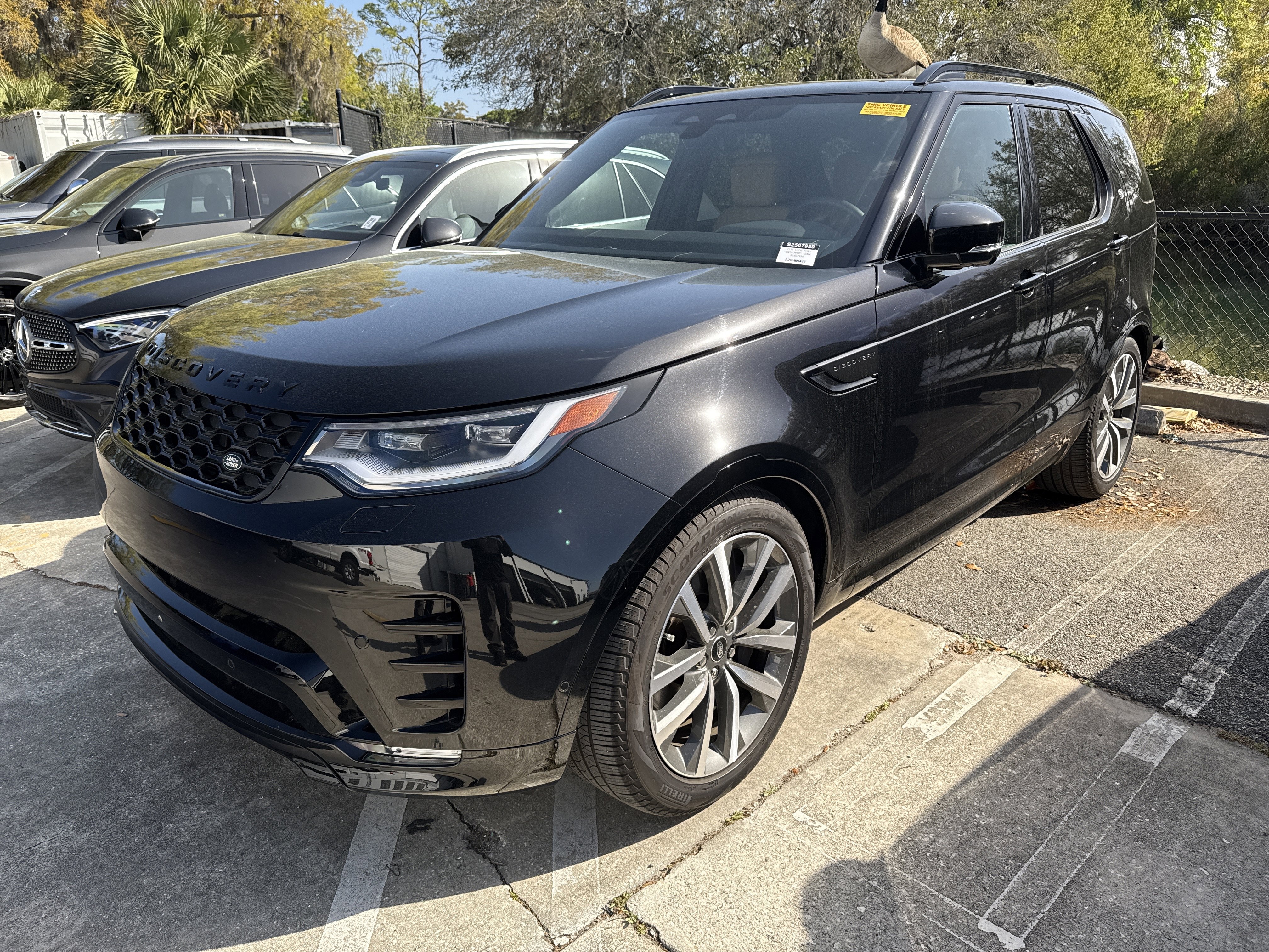 Certified 2025 Land Rover Discovery Dynamic SE image 3