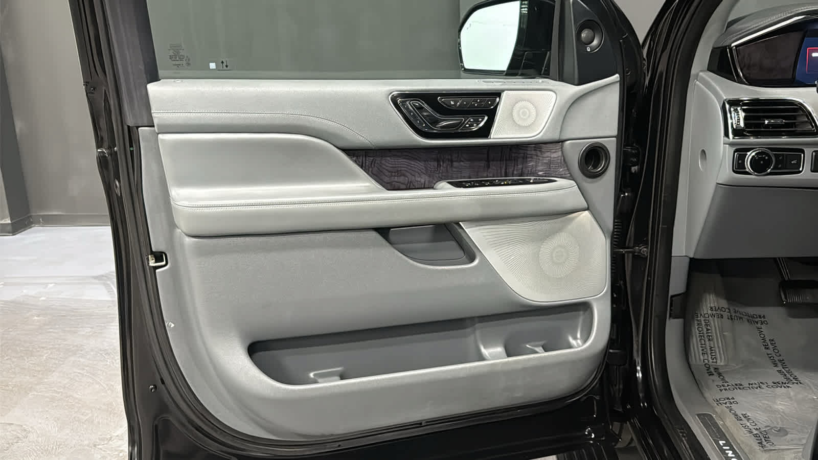 Used 2020 Lincoln Navigator Reserve w/ Equipment Group 208A Reserve AWD/4WD image 9