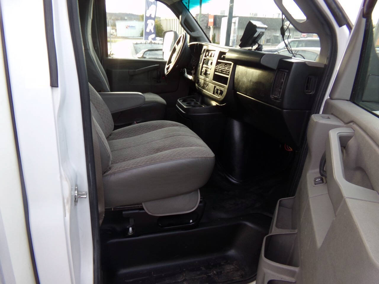Used 2018 Chevrolet Express 3500 w/ Power Convenience Package RWD image 12