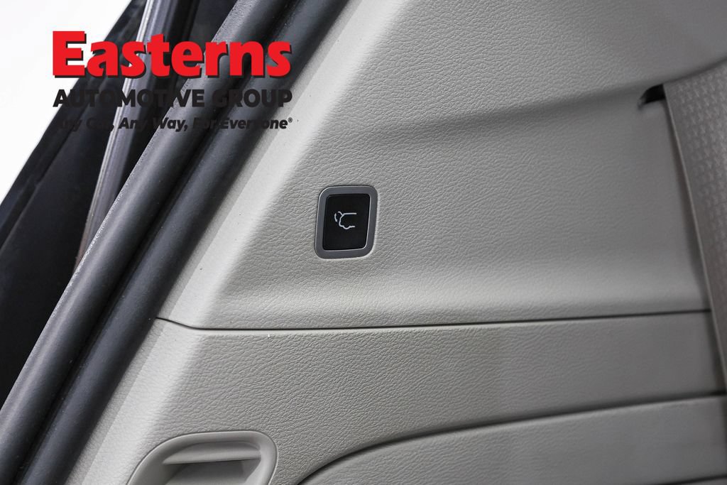 Used 2022 Chrysler Pacifica Touring-L w/ Uconnect Theater Family Group FWD image 24