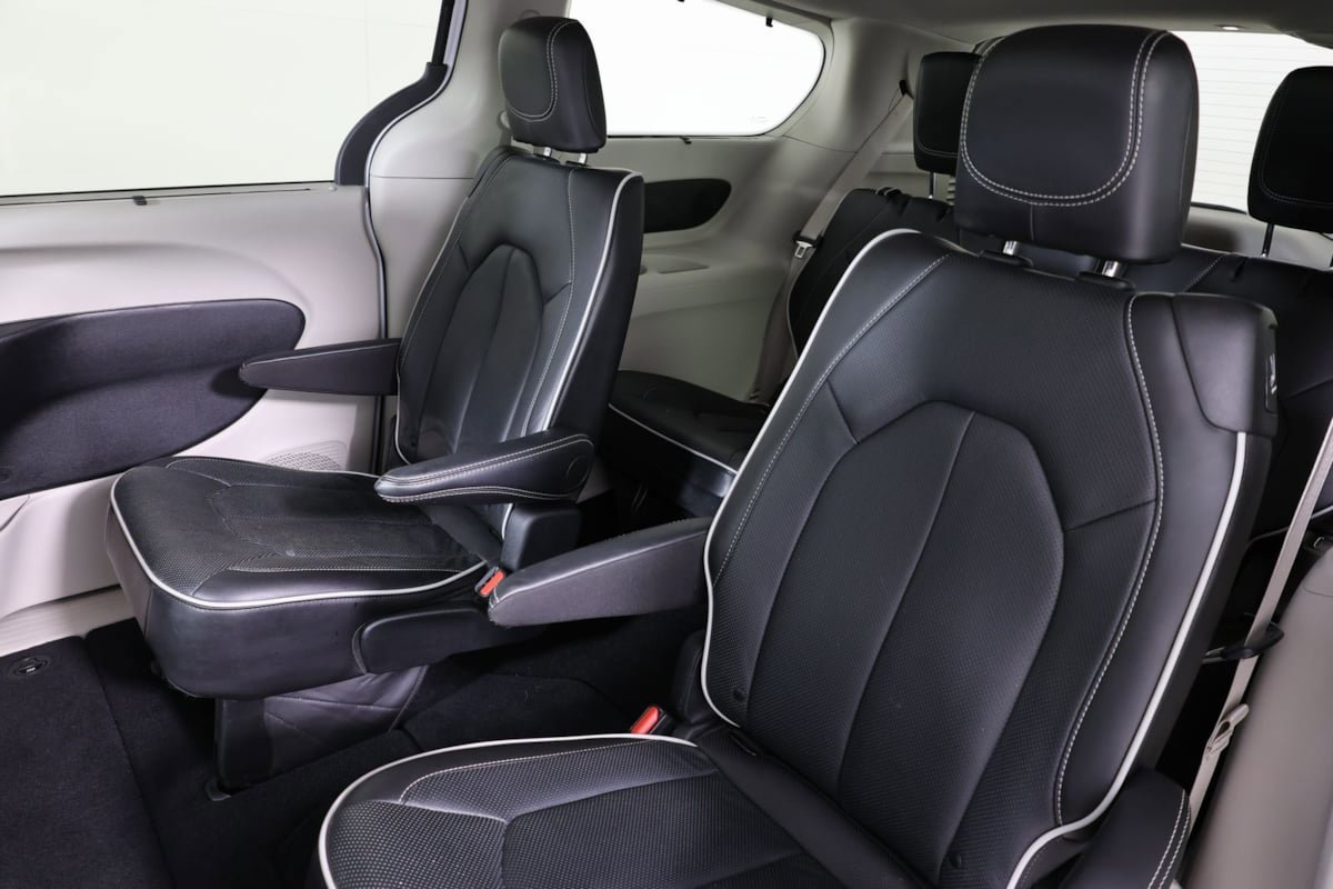 Used 2024 Chrysler Pacifica Limited FWD image 11
