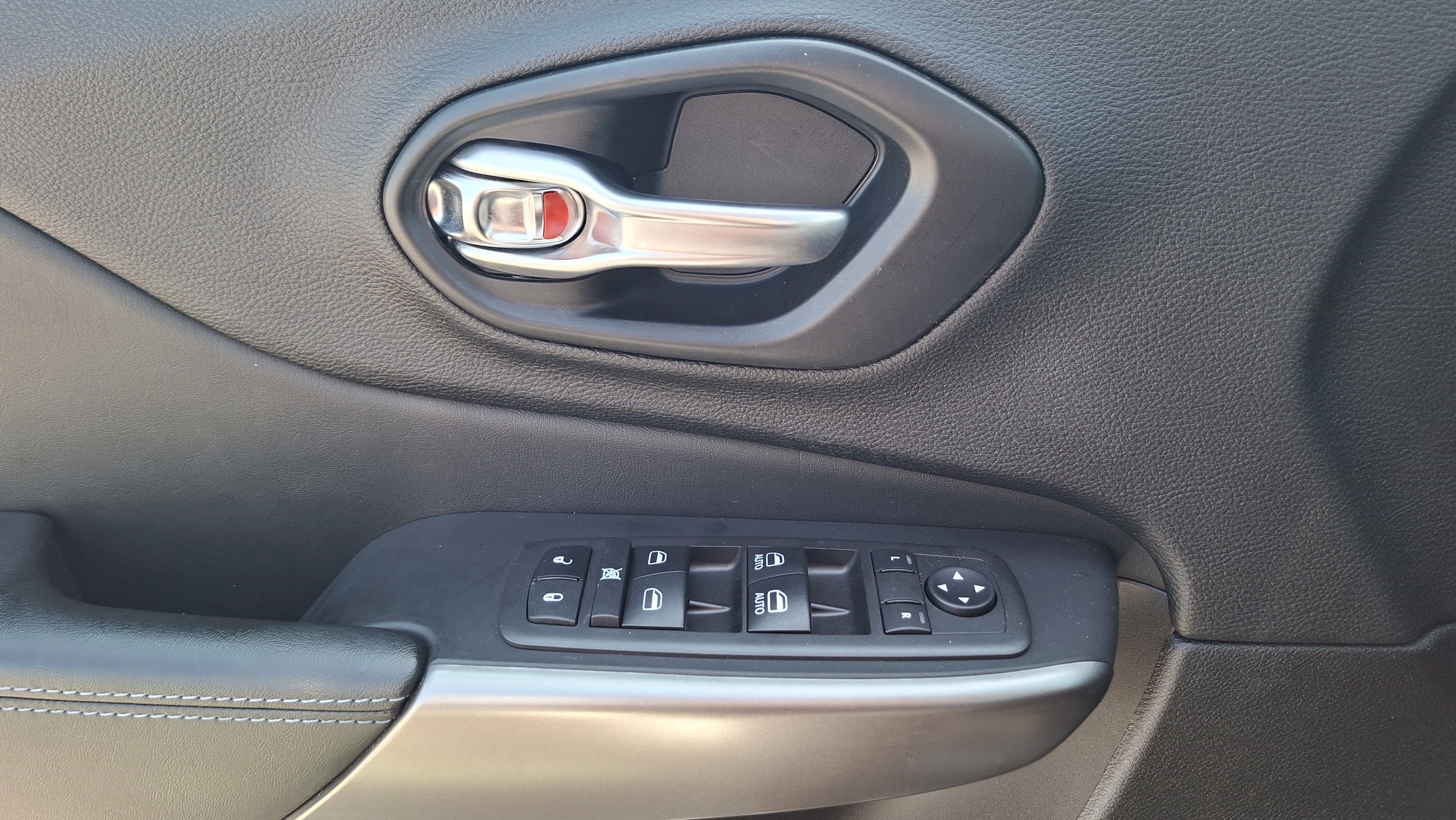 Used 2021 Jeep Cherokee Latitude Plus w/ Sun & Sound Group FWD image 17