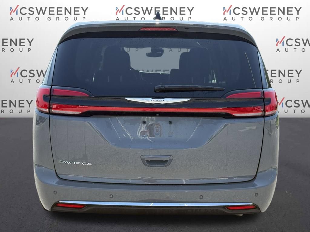 Used 2023 Chrysler Pacifica Touring-L FWD image 4