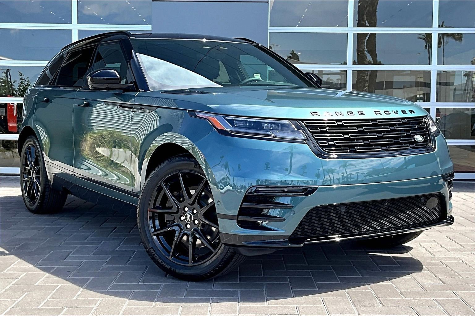 New 2026 Land Rover Range Rover Velar Dynamic SE image 2