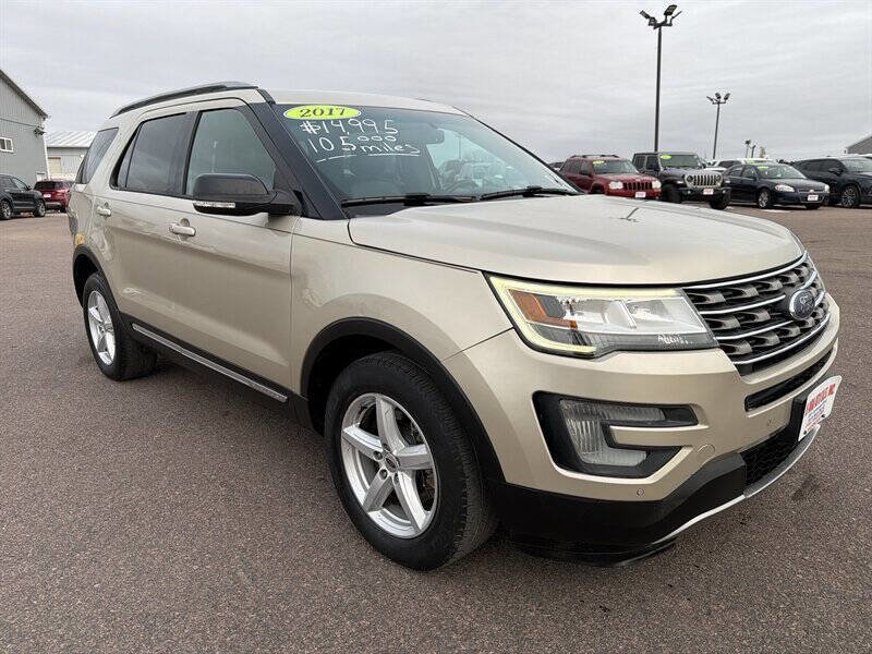Used 2017 Ford Explorer XLT w/ Equipment Group 202A image 8