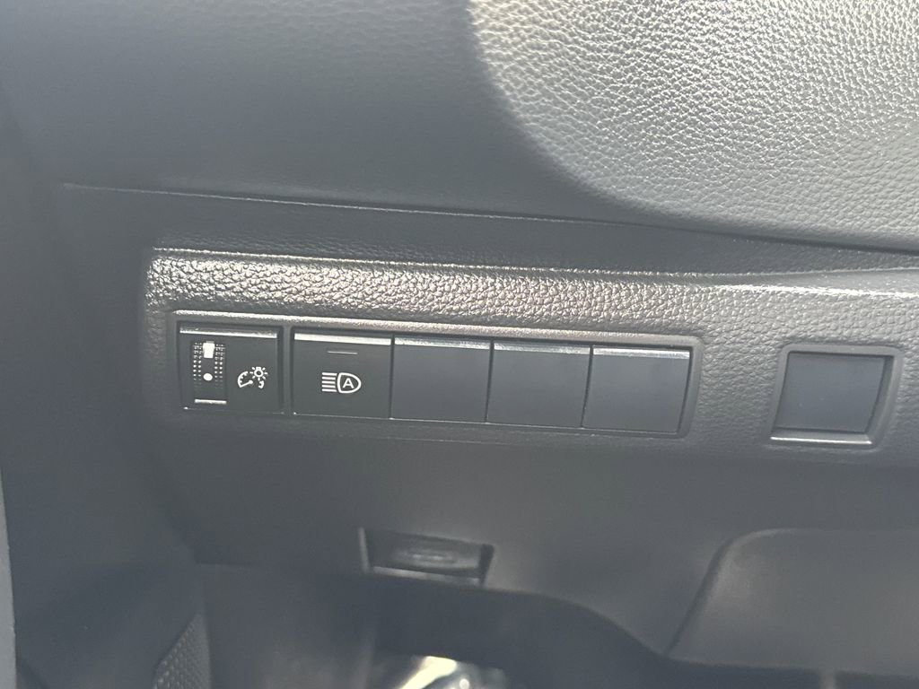 Used 2020 Toyota Corolla LE FWD image 29