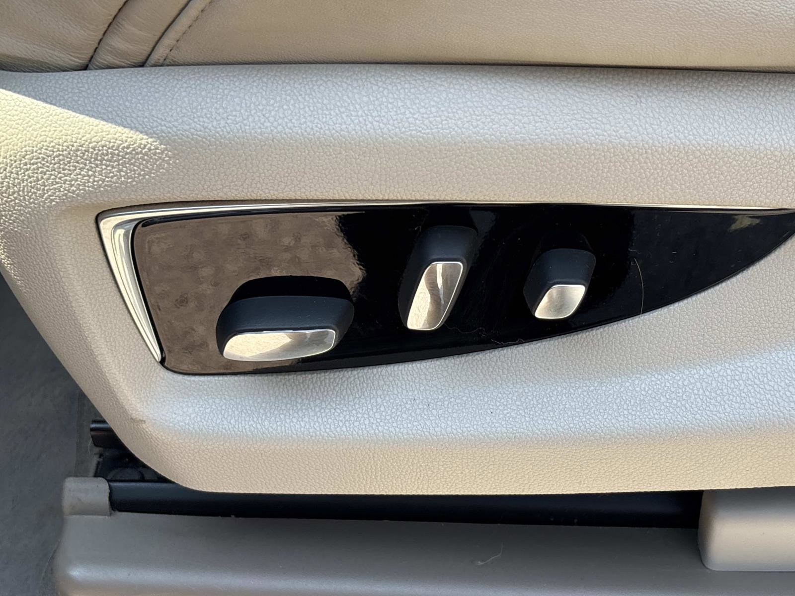 Used 2018 Cadillac Escalade Premium Luxury image 16