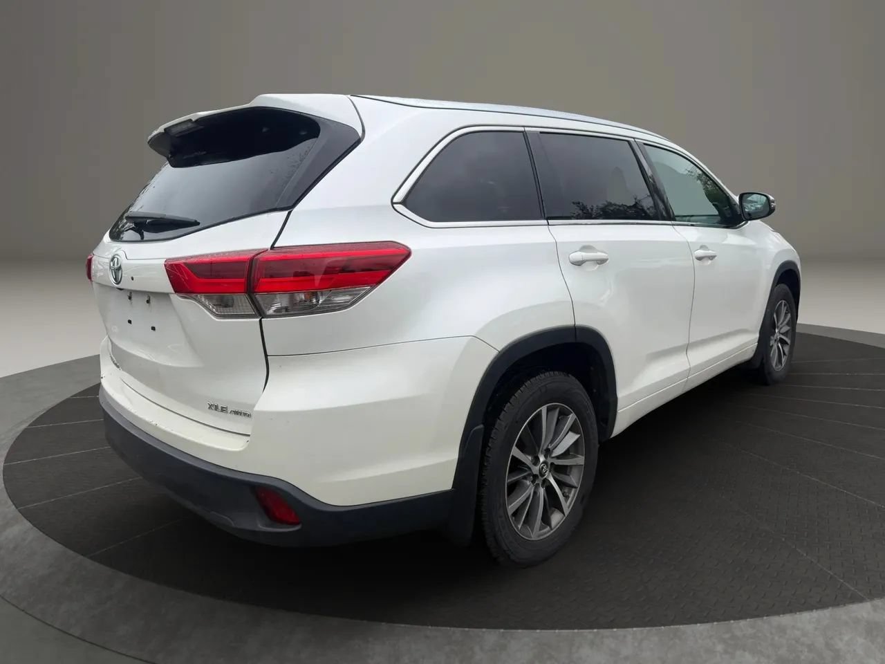 Used 2017 Toyota Highlander XLE w/ Carpet Mat Package AWD/4WD image 5