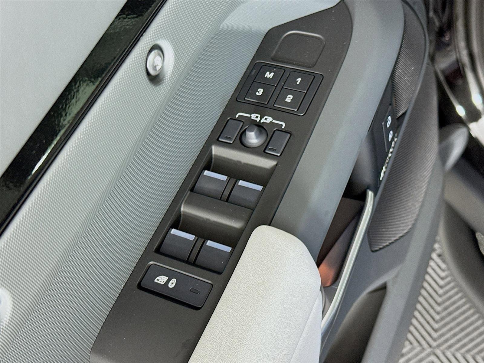 New 2026 Land Rover Defender 110 X-Dynamic SE AWD/4WD image 20