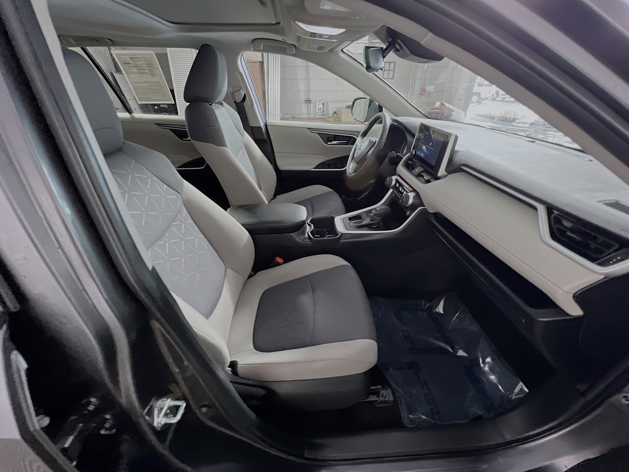 Used 2025 Toyota RAV4 XLE image 31