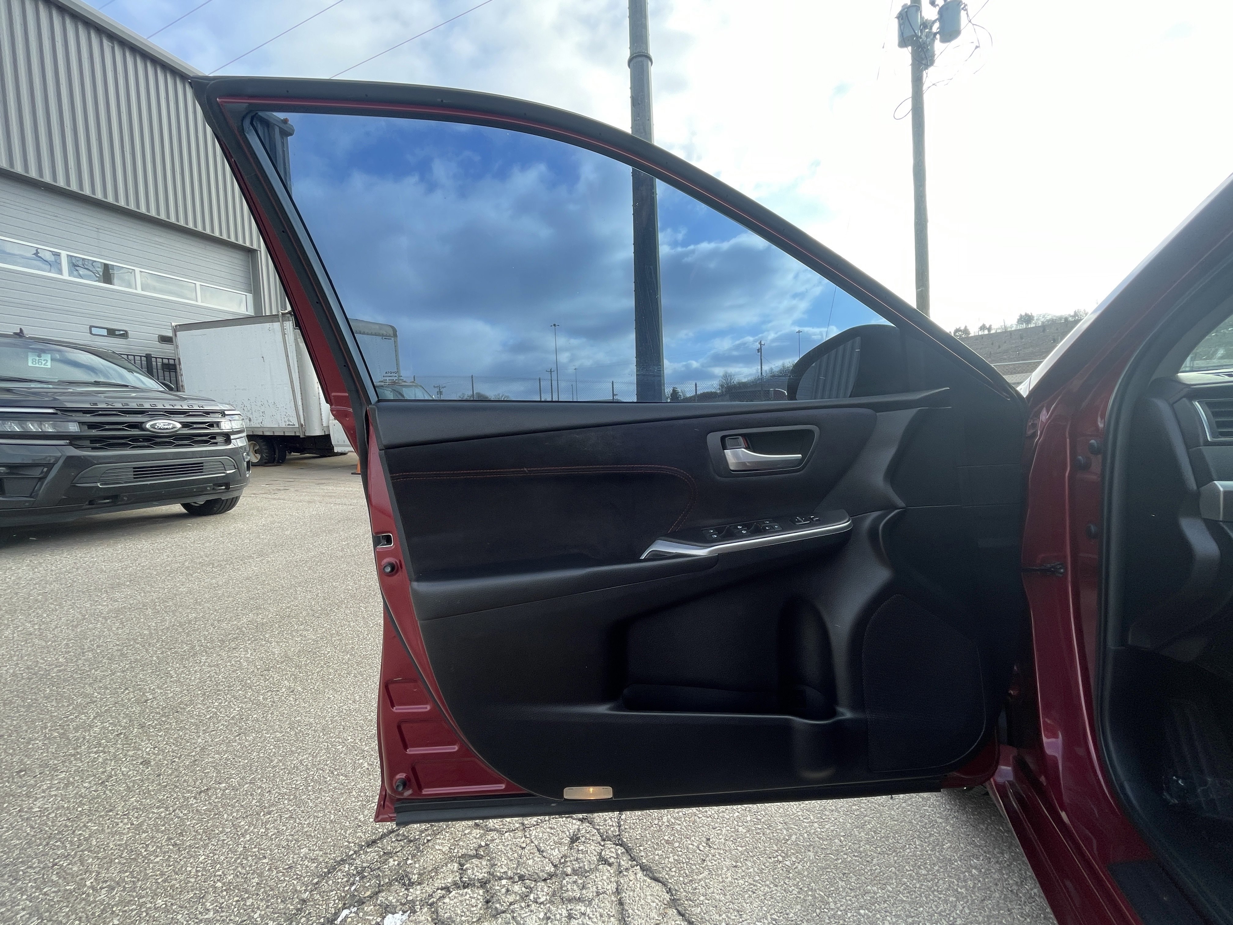 Used 2015 Toyota Camry XSE image 12