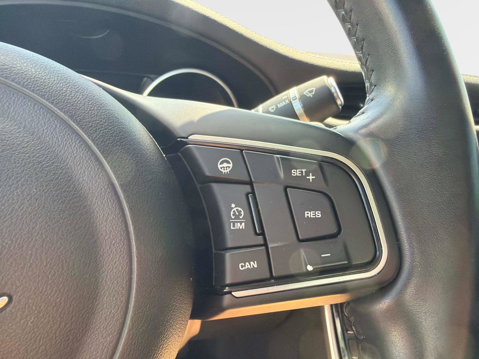 Used 2018 Jaguar XF Premium RWD image 28