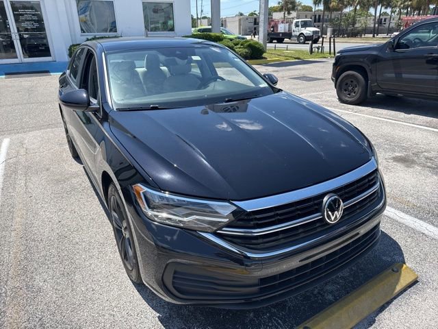 Used 2024 Volkswagen Jetta SE FWD image 3