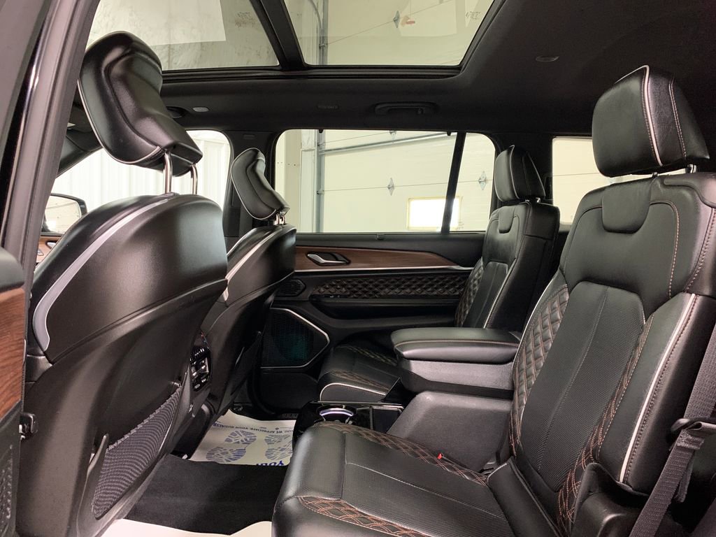 Used 2023 Jeep Grand Cherokee L Summit w/ Luxury Tech Group V image 19