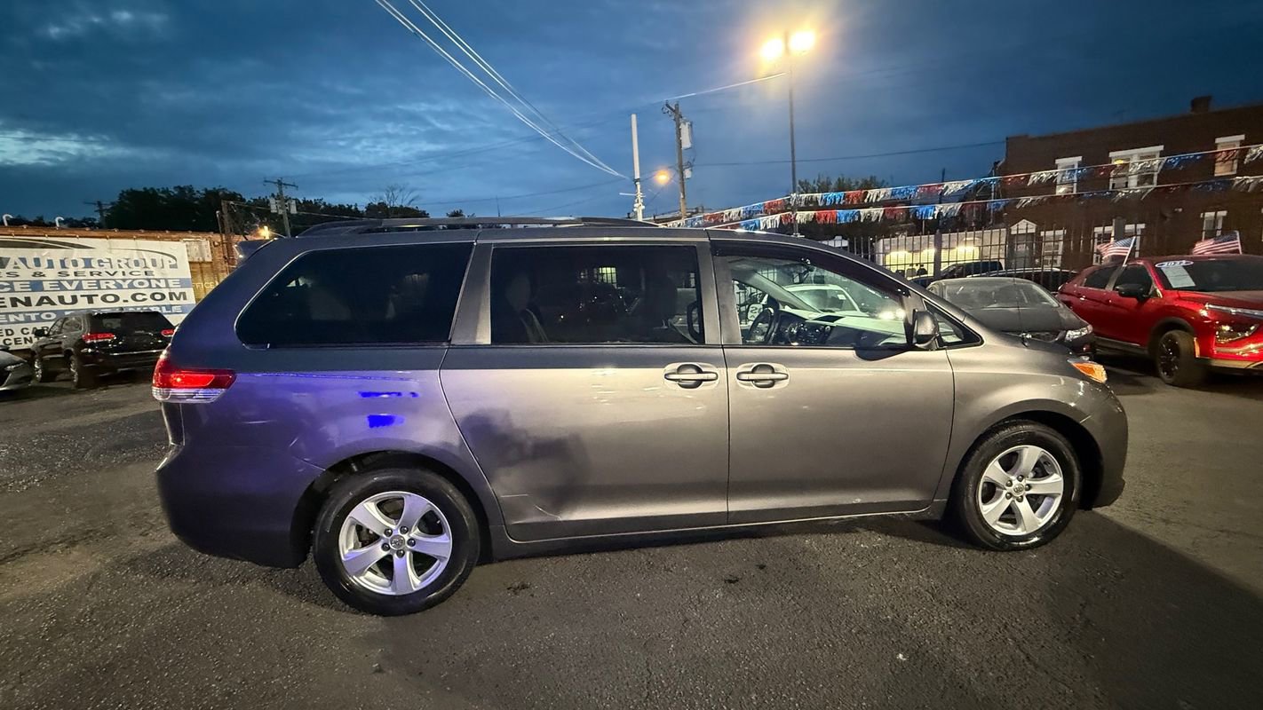 Used 2012 Toyota Sienna LE image 6