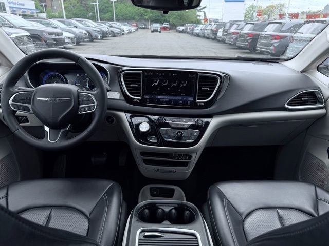 Used 2023 Chrysler Pacifica Touring-L FWD image 28