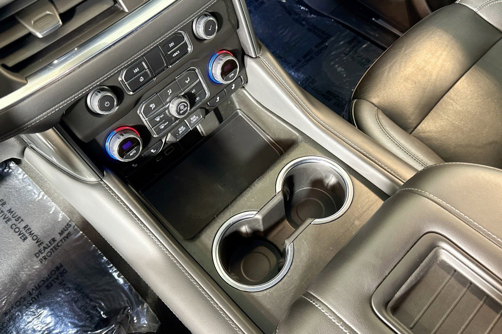 Used 2022 Chevrolet Suburban LT w/ Luxury Package image 16