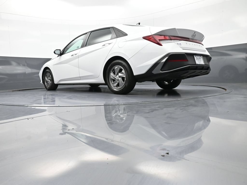 Certified 2025 Hyundai Elantra SE w/ Cargo Package FWD image 31