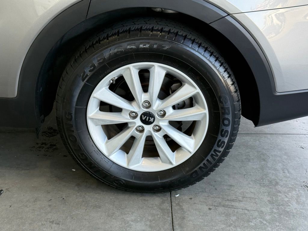 Used 2019 Kia Sorento LX image 16