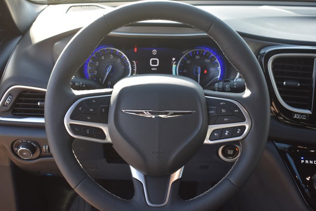 Used 2025 Chrysler Pacifica Select image 20
