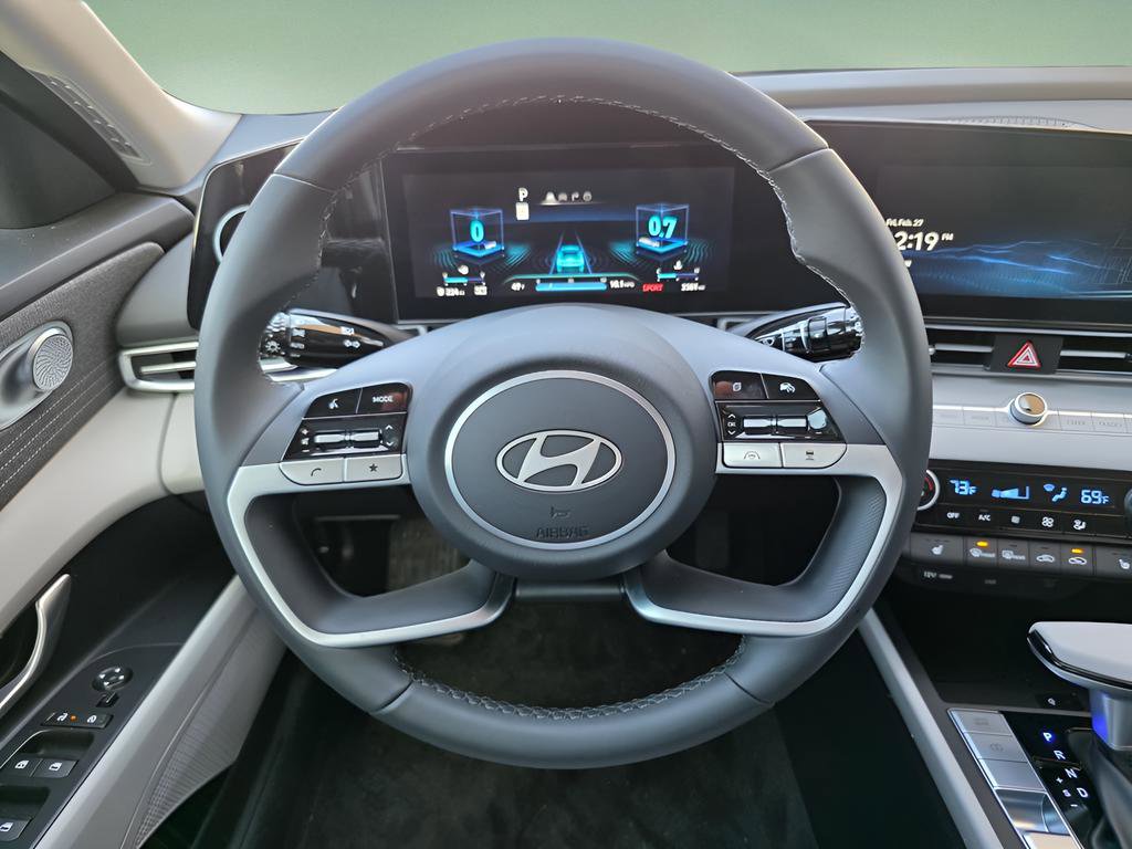 Certified 2025 Hyundai Elantra Limited image 24