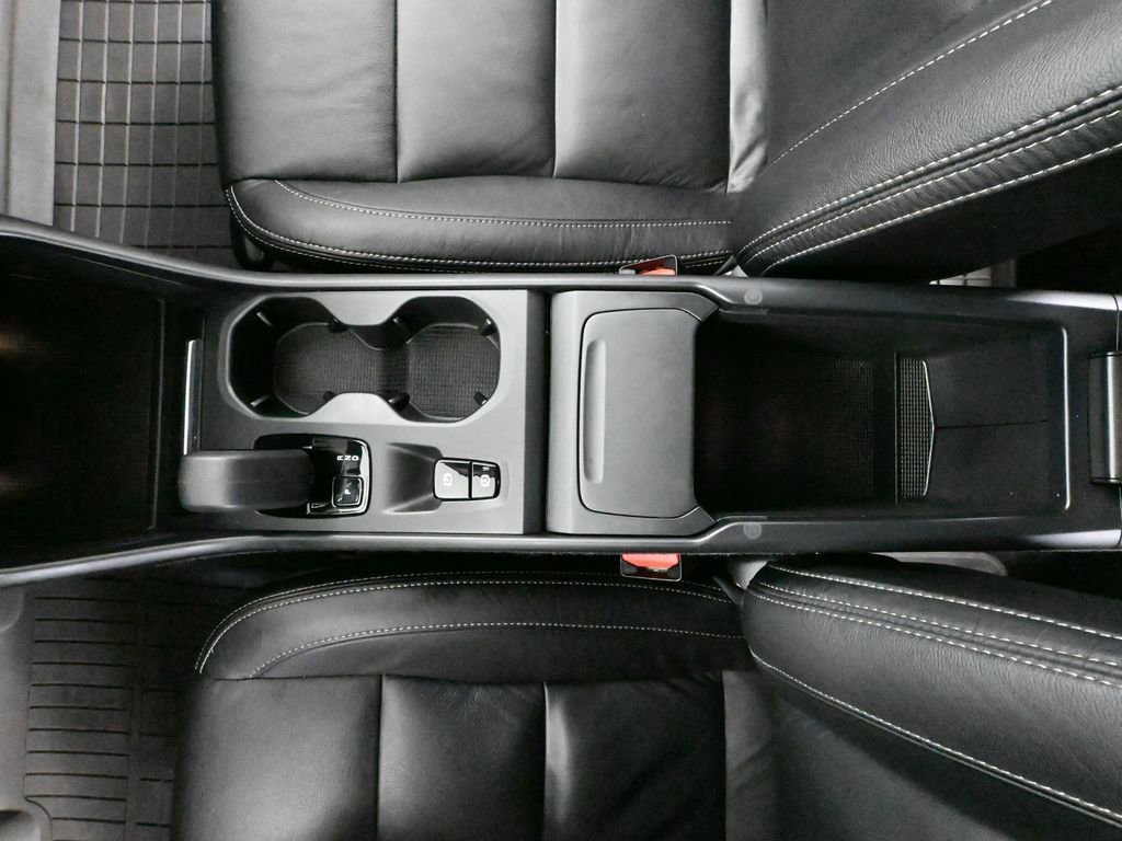 Used 2023 Volvo XC40 B5 Core image 35