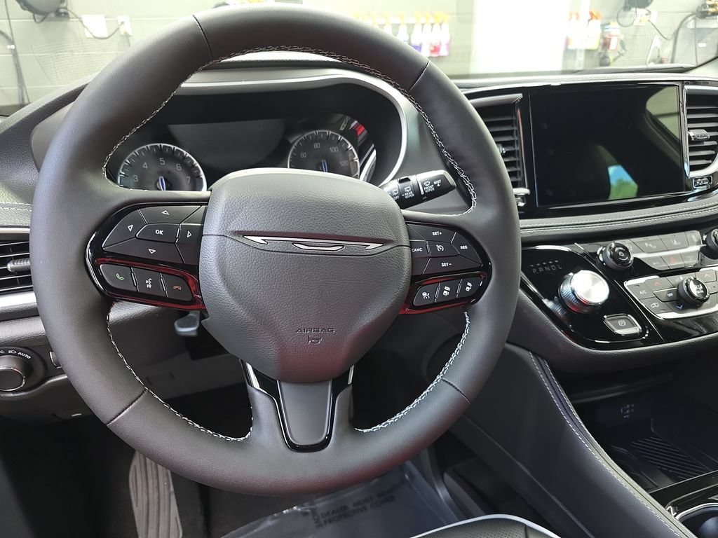 New 2027 Chrysler Pacifica Limited FWD image 16