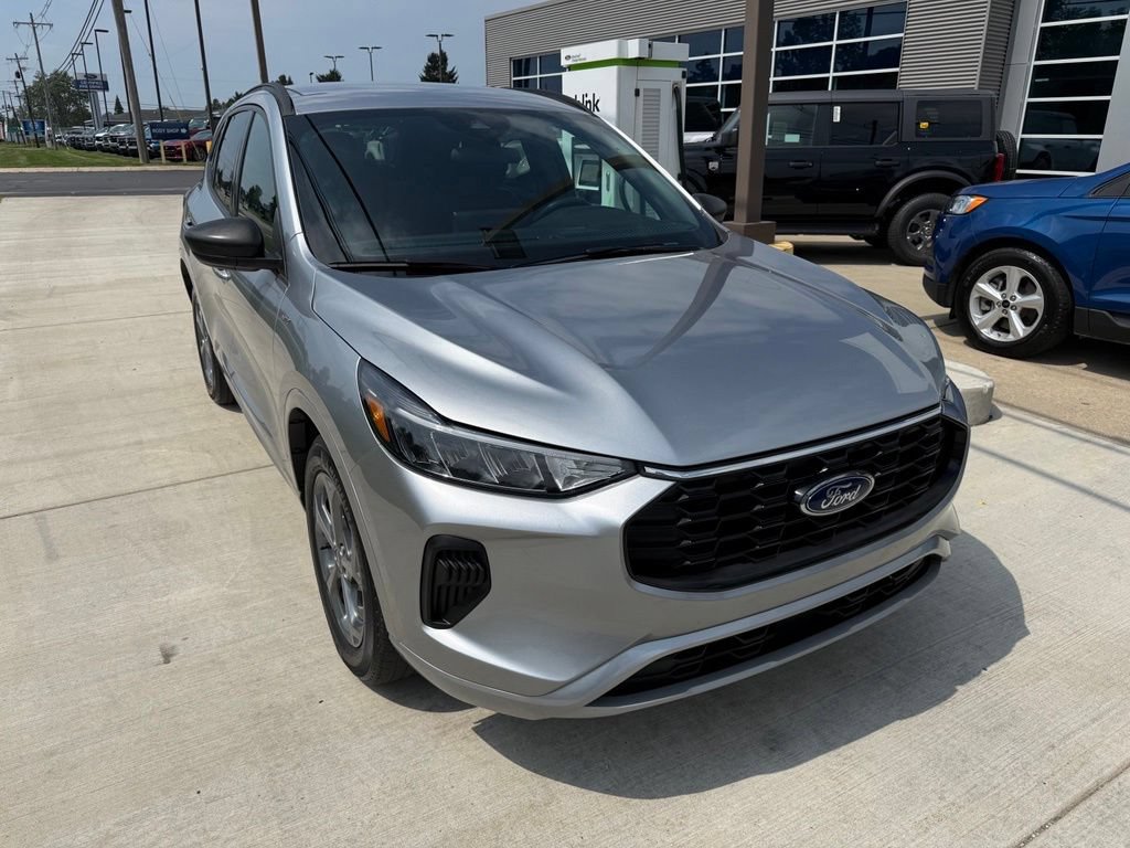 Certified 2023 Ford Escape ST-Line w/ Tech Pack #1 AWD/4WD image 3