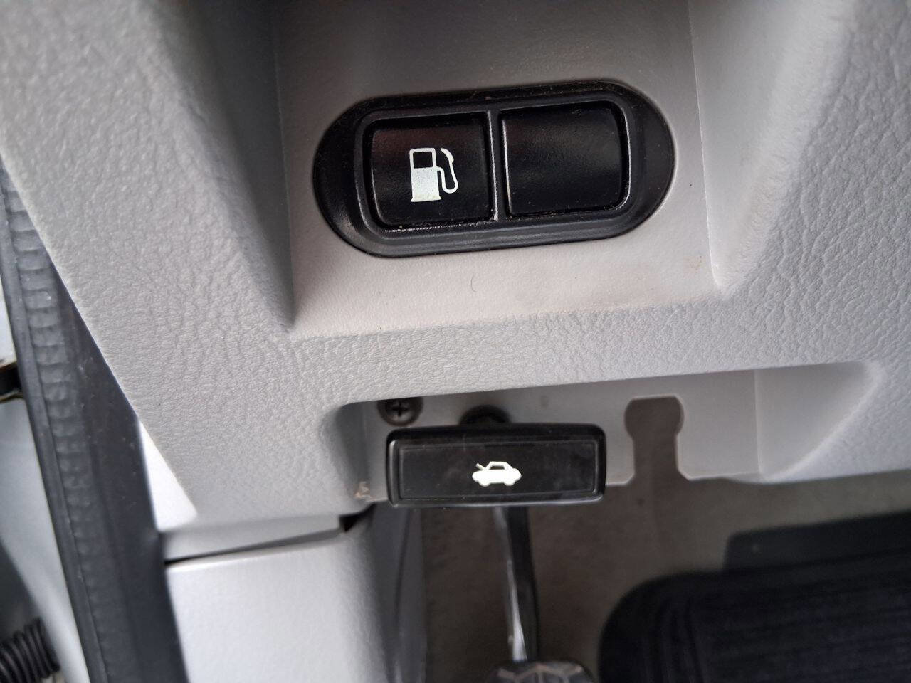 Used 2005 Kia Sedona EX image 19