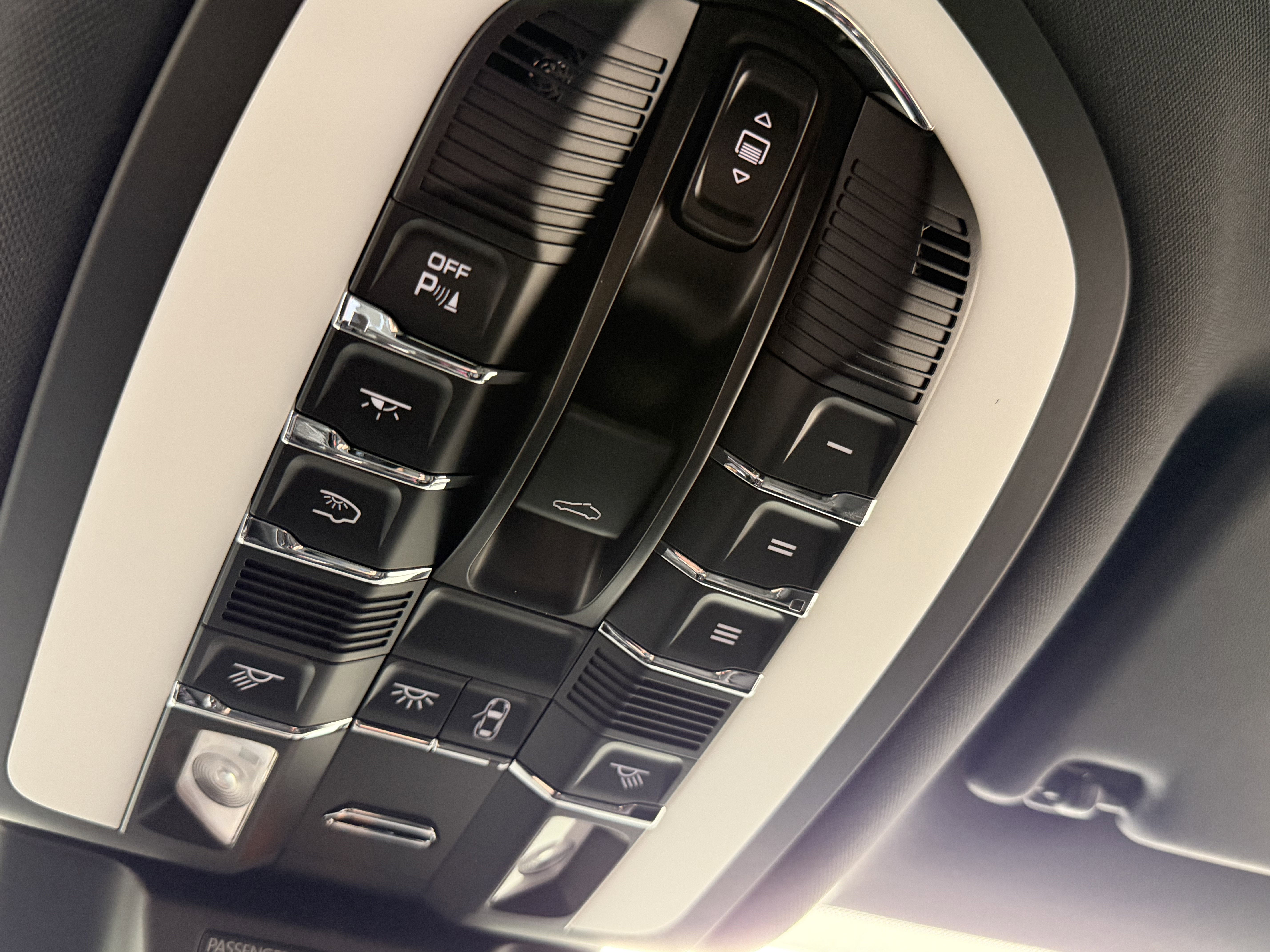 Certified 2025 Porsche Macan AWD/4WD image 34