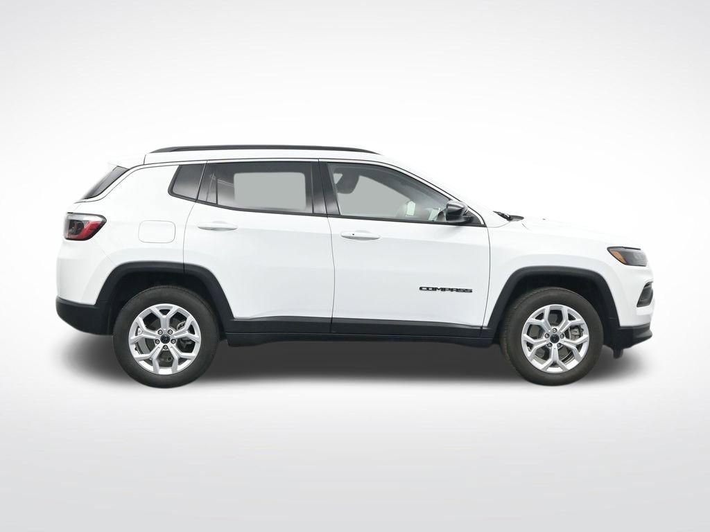 Used 2025 Jeep Compass Latitude image 4