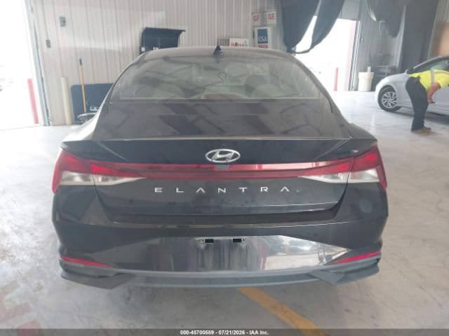 Used 2021 Hyundai Elantra SE FWD image 17